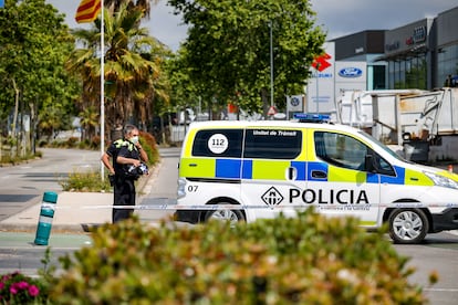 Un véhicule de police municipal dans une zone confinée par l'incendie, à Vilanova I la Geltrú (Barcelone), ce samedi.