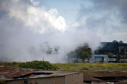 Le nuage toxique causé par l'incendie, ce samedi, à Vilanova I la Geltrú (Barcelone).