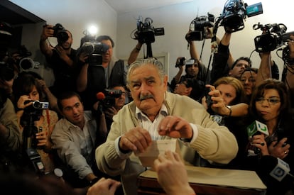 Le candidat à la présidentielle d'alors pour le Frente Amplio a voté aux élections présidentielles du 25 octobre 2009 à Montevideo (Uruguay).