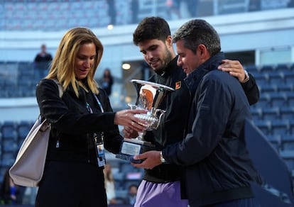 Alcaraz montre le trophée à ses parents, Virginie et Carlos.
