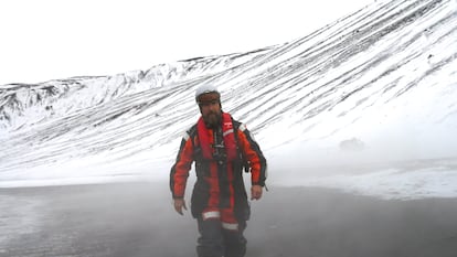 La brigade d'Alfredo Ojanguren, parmi les fumaroles de la plage caleta pendulo, sur l'île déception (Antarctique).