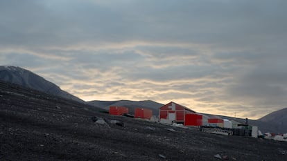 La base espagnole Gabriel de Castilla, établie par l'armée sur le volcan de la déception de l'île, en Antarctique.