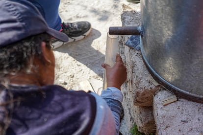 Le processus de distillation mezcal à Zinacancingo, Puebla.