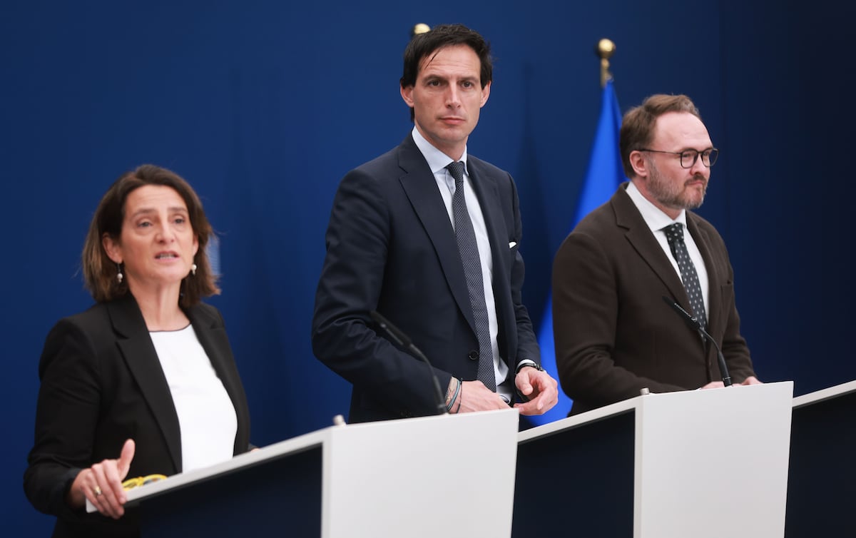 La vicepresidenta ejecutiva de la Comisión para una Transición Limpia, Justa y Competitiva, Teresa Ribera, y los comisarios de Clima, Wopke Hoekstra, y Energía y Vivienda, Dan Jorgensen, este miércoles en Bruselas.
