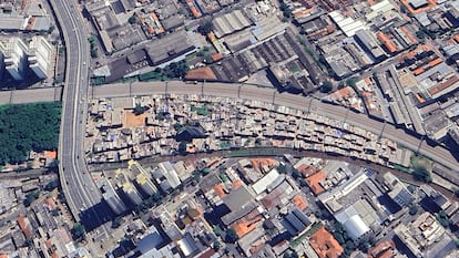 La terre occupée par la favela do Moinho dans le quartier Campos Elyseos, appartient au gouvernement fédéral brésilien et le gouvernement de l'État de São Paulo lui a demandé de construire un parc.