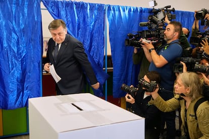 Le candidat de la Coalition du gouvernement proeuvan, Crin Antonescu, laisse la cabine pour déposer son vote, ce dimanche.