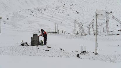 Le lieutenant-colonel Carlos González Bielsa, collaborateur de l'Université de Cadiz, à la base chilienne détruite en 1967 sur l'île déception (Antarctique).
