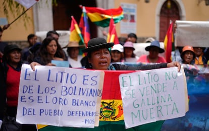 Une protestation contre l'exploitation du lithium contracte des entreprises russes et chinoises à La Paz, en Bolivie, le 13 février 2025.