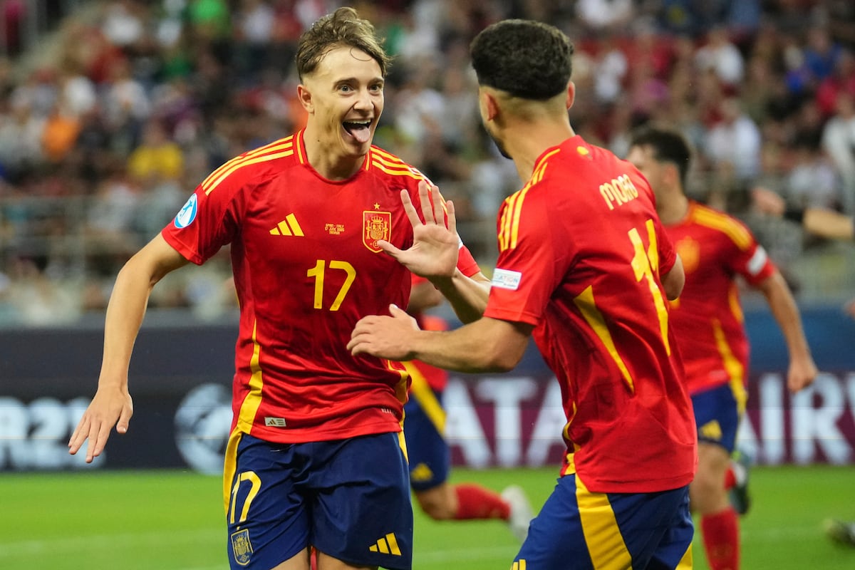 Jesús Rodríguez celebra el gol de España con Raúl Moro, su asistente.