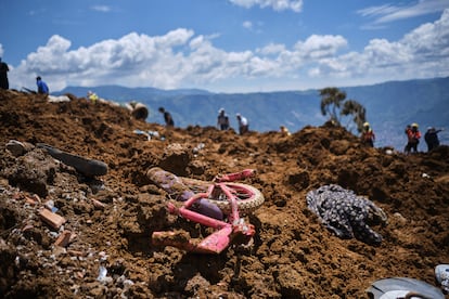 Un vélo entre les décombres, après le glissement de terrain.