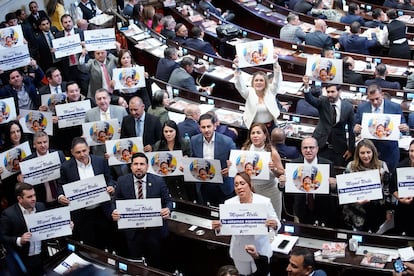 Les membres du Congrès du Democratic Center soulèvent des affiches à l'appui du candidat à la présidentielle Miguel Uribe pour leur rétablissement rapide avant le début de l'installation du Congrès.