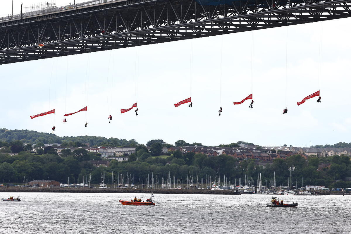 Greenpeace grimpeurs Abseil de Forth Bridge pour bloquer le pétrolier INEOS en protestation en plastique