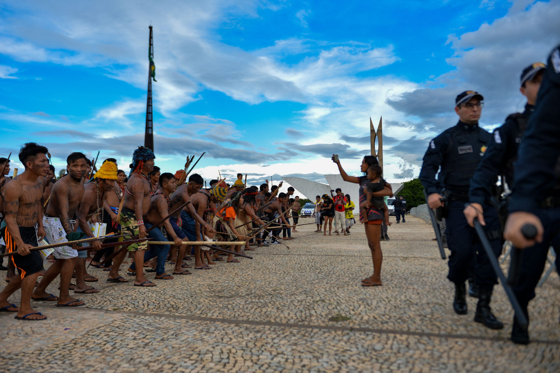 Les autochtones se tiennent en face de la police lors de la réunion avec le ministre Gilmar