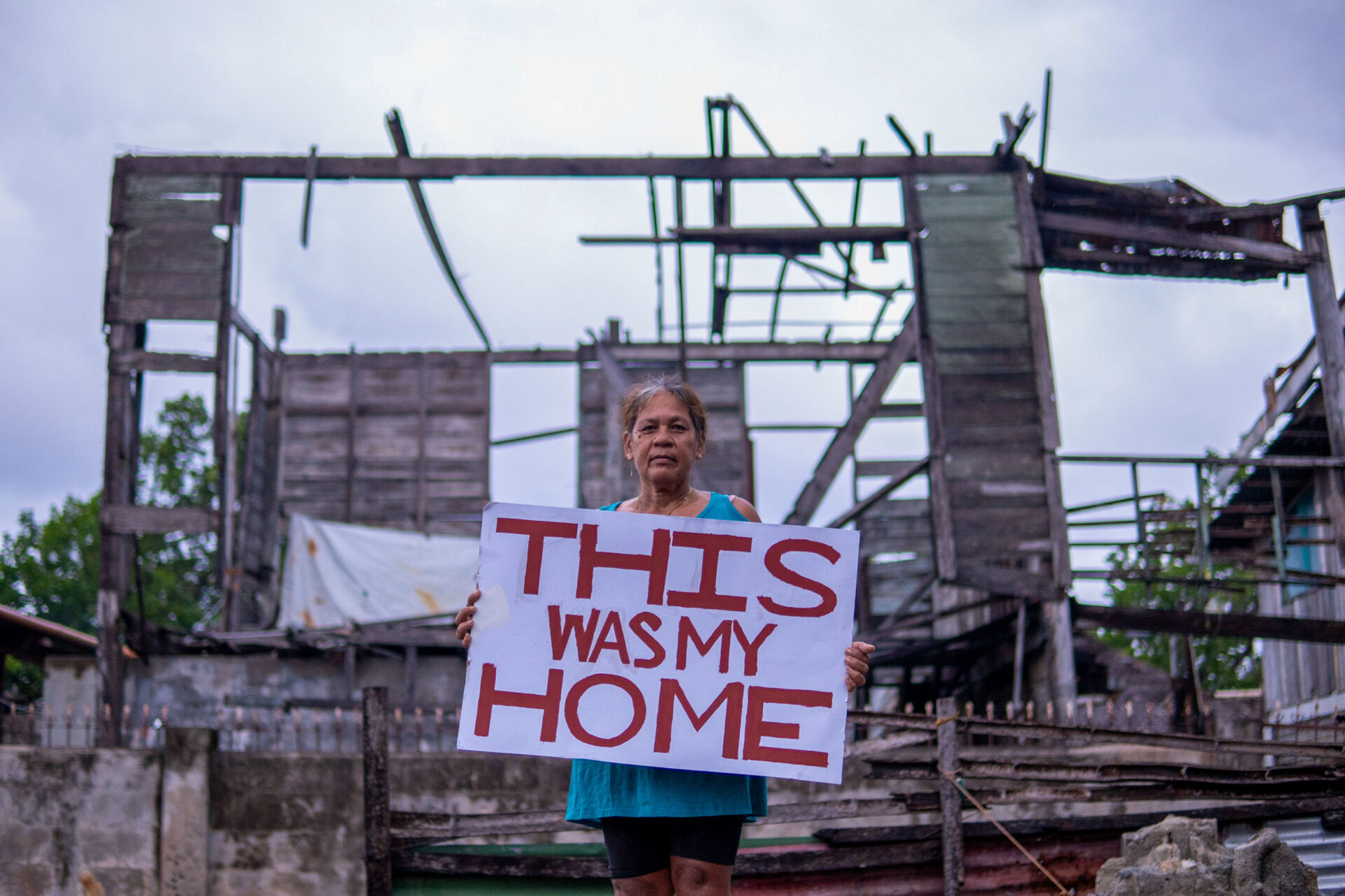 Les poissons jaunes nagent sous l'eau avec d'autres espèces.