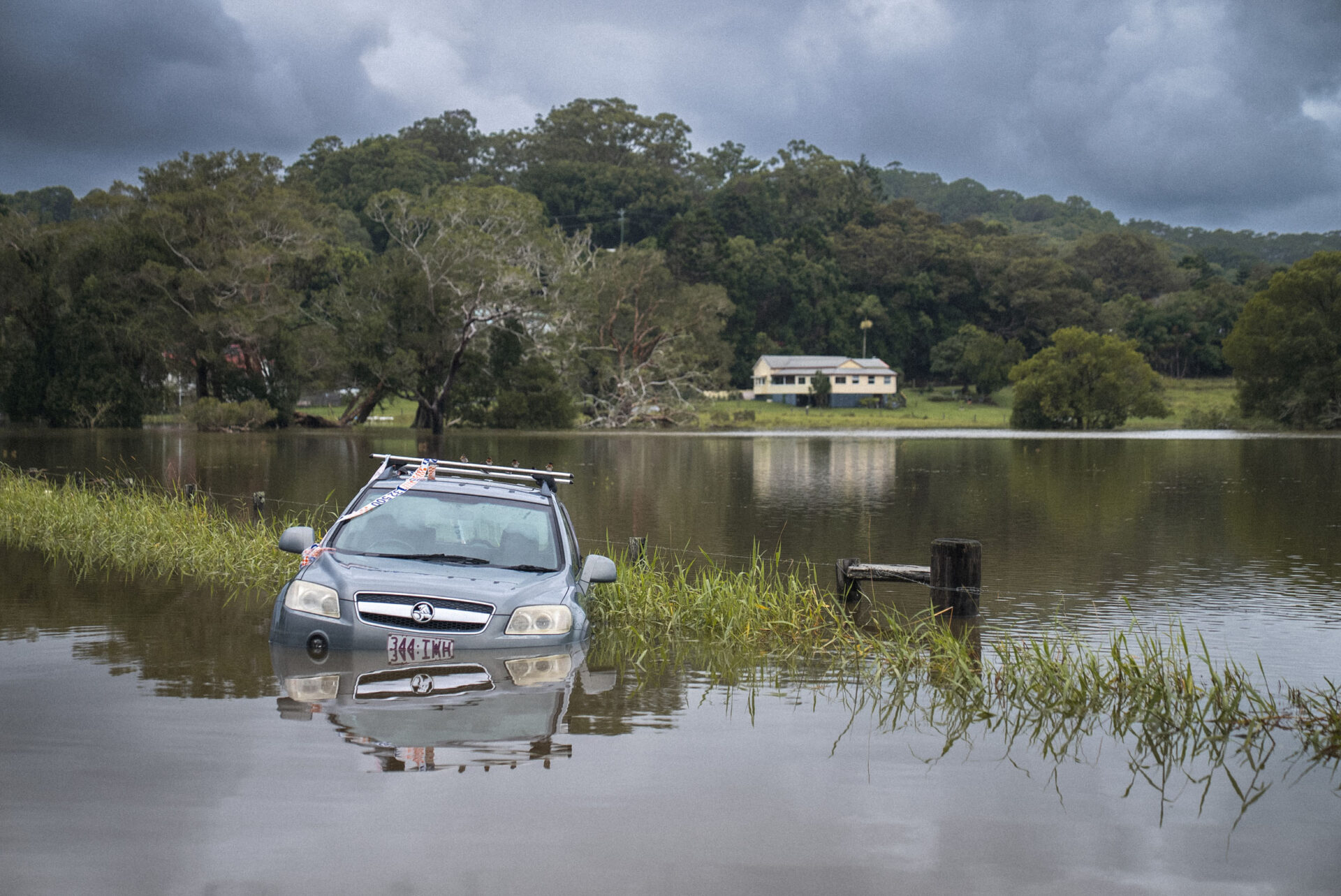 Une voiture est submergée dans l'eau après de graves inondations.
