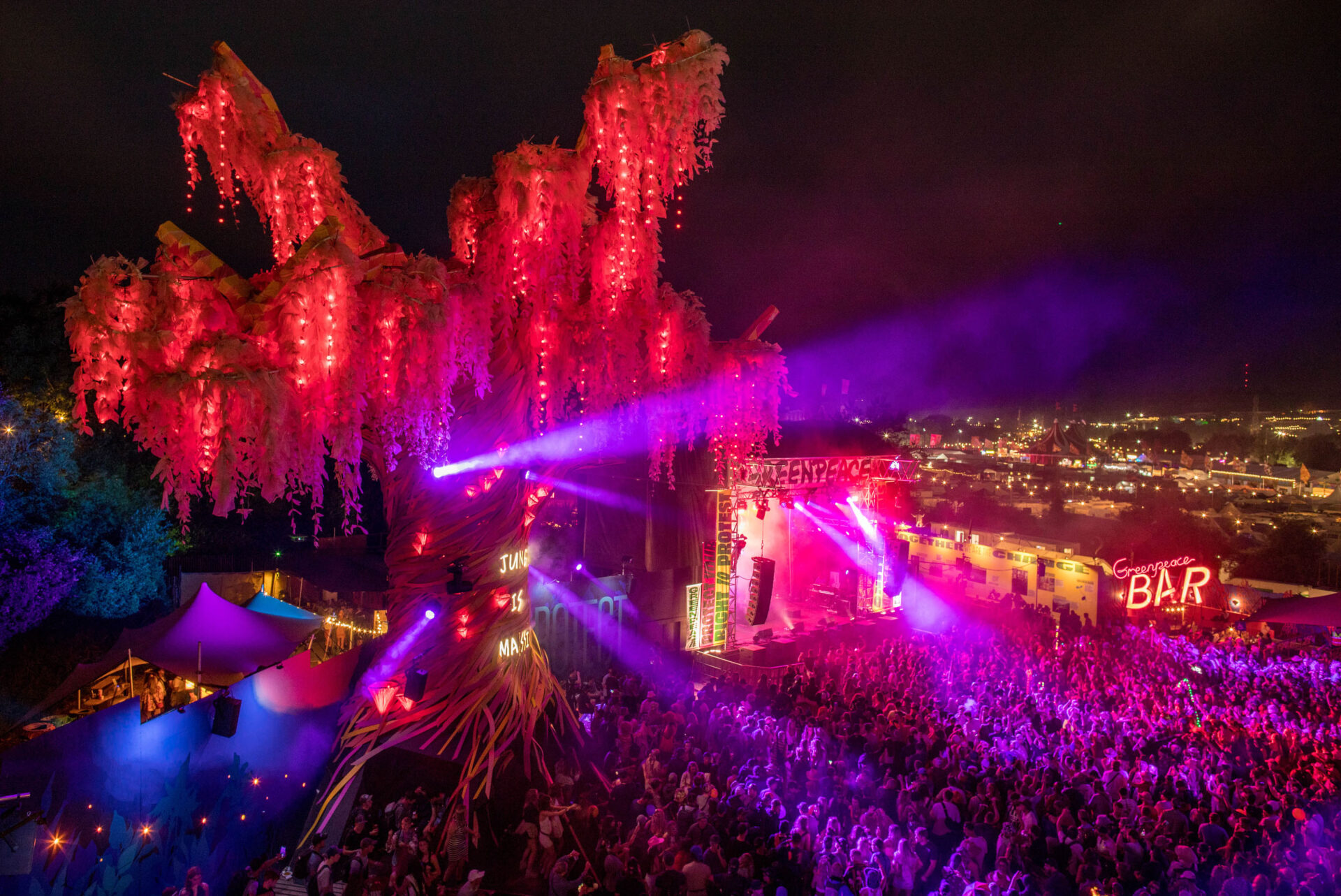 La vue aérienne du champ Greenpeace à Glastonbury avec un éclairage rouge et violet peut être vue pendant la nuit à Glastonbury