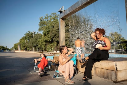À droite, Ana Baena à Córdoba avec ses voisins essayant de refroidir avant la difficulté d'accéder à une piscine municipale, le 31 juillet.