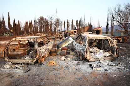 Plusieurs voitures se lancent brûlées dans Saint-Laurent-de-la-Cabrerisse, en France, pendant le feu de la forêt.
