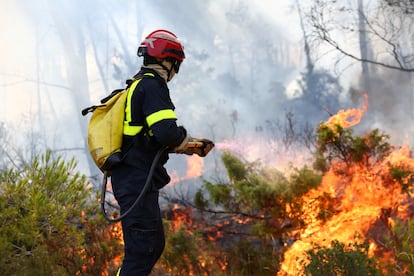 Un pompier travaille pour éteindre un incendie ce jeudi dans Saint-Laurent-de-la-Cabrerisse.