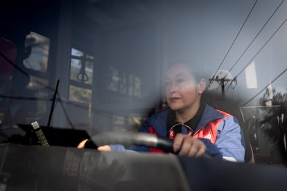 Vicky Céspedes sur l'un des bus d'entraînement de RBU le 5 juin 2025.