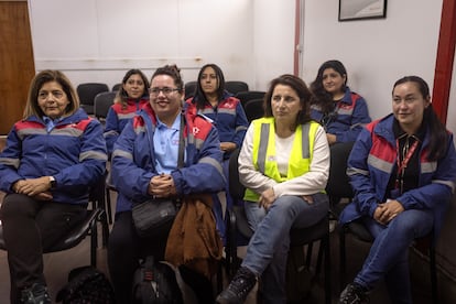Le groupe d'étudiants aux conducteurs, avant de passer leur examen pratique.