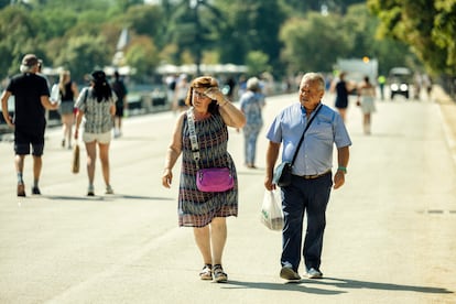 Une femme et un homme traversent le parc El Retiro à Madrid, ce lundi pendant la vague de chaleur.