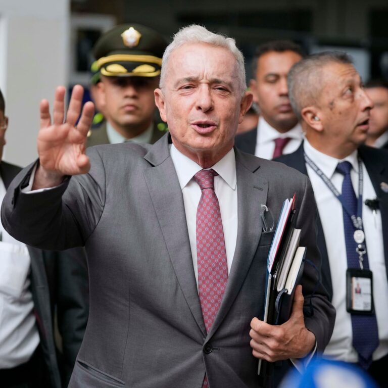 Condamné mais gratuit? La justice ordonne la liberté d'Uribe pendant que son appel est résolu