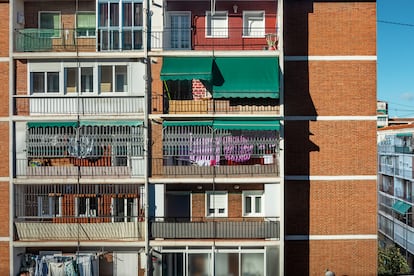 Enclosures partielles ou totales, cordes à linge ou même portes, un creuset de préférences de quartier sur une seule façade.