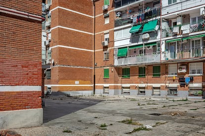 Les discours et les stores évitent le soleil tandis que les larmes improvisées sur les balcons en profitent. 