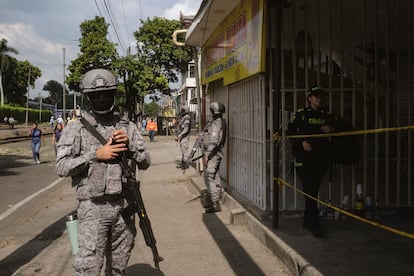 Militaires dans la zone touchée par l'attaque.
