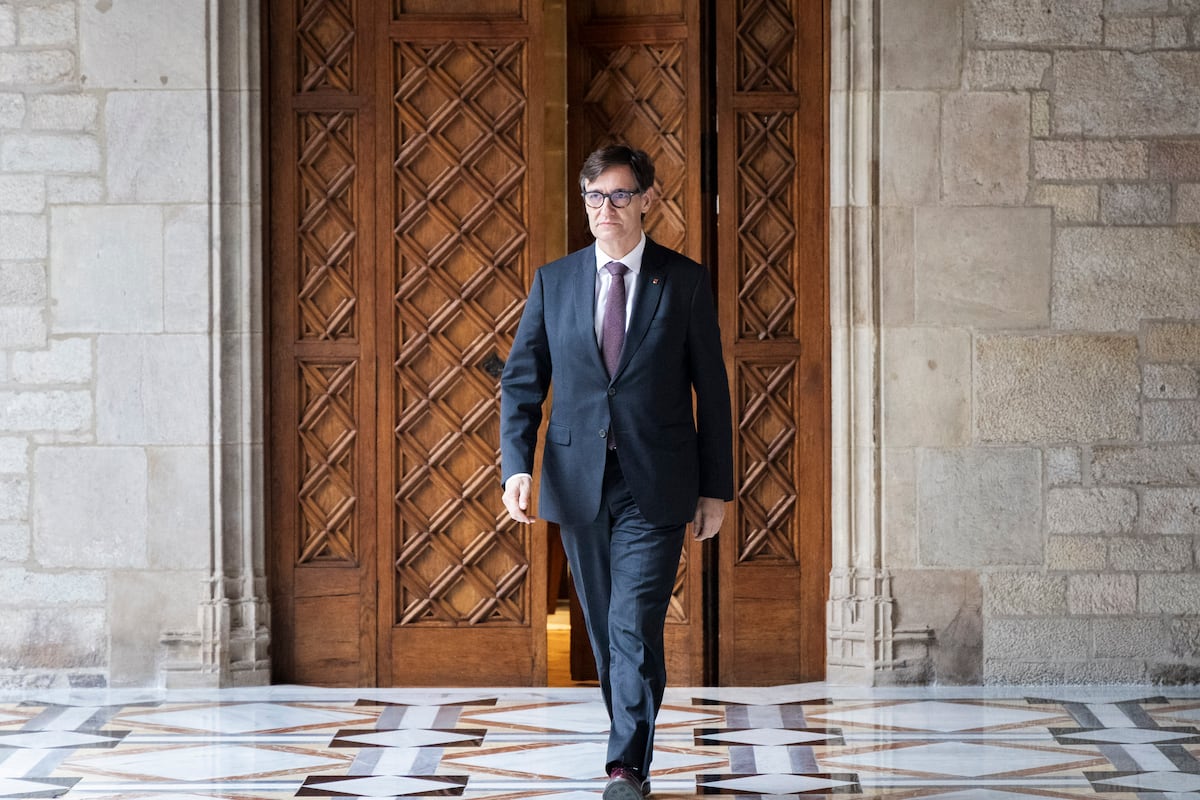El presidente de la Generalitat, Salvador Illa, tras una reunión con el líder de Esquerra, Oriol Junqueras, en el Palau de la Generalitat.