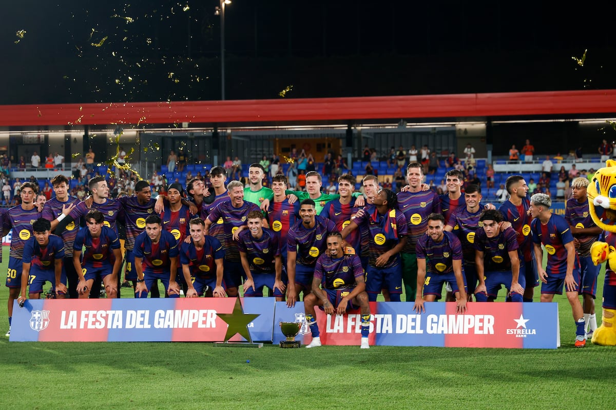 Los jugadores del FC Barcelona posan con la Copa del Trofeo Joan Gamper este domingo.