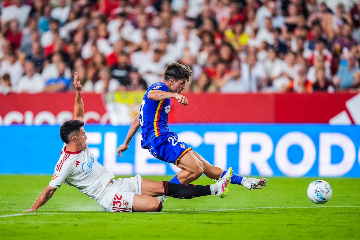 Adrián Liso marca el segundo tanto del partido para completar su doblete particular.
