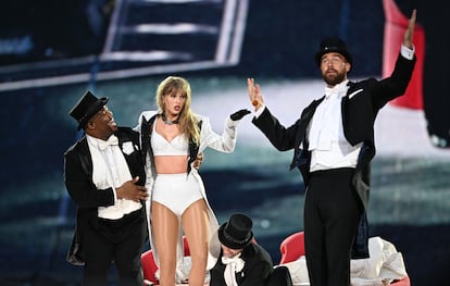 Travis Kelce sur scène lors du concert de Taylor Swift au stade Wembley de Londres le 23 juin 2024.
