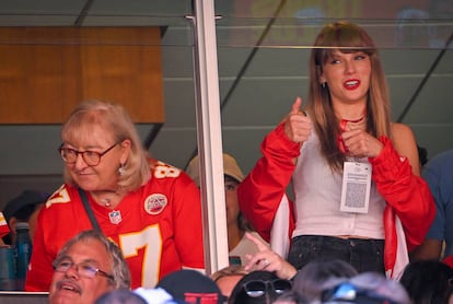 Donna Kelce, mère de Travis Kelce, à côté de la superstar pop Taylor Swift lors du match des Chiefs de Kansas City, le 24 septembre 2023.