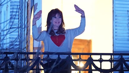 Kirchner, en résidence surveillée, célèbre le résultat du dimanche du balcon de sa maison. 