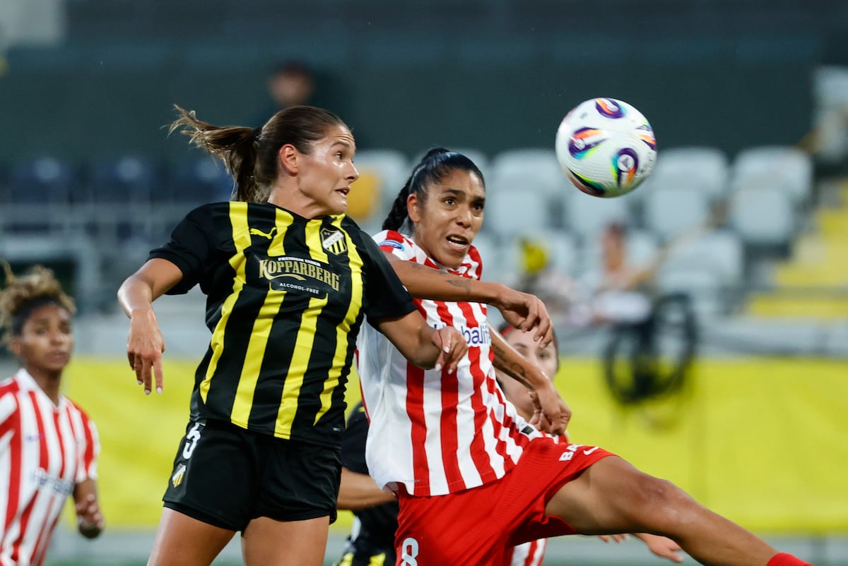 Caroline Wickenheiser pelea el balón con Gabriela Garcia, del Atlético.