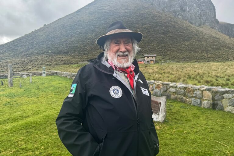 L'Équatorien qui a augmenté mille fois vers le point plus près du soleil: « La montagne n'est pas conquise, cela ne nous permet que d'être là un instant là-bas »