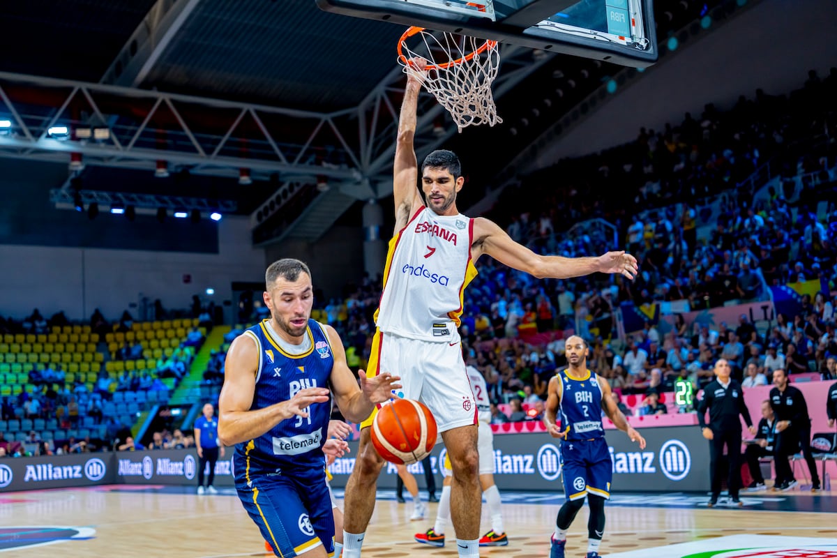 Aldama machaca ante Bosnia, en una imagen de la Federación Española de Baloncesto.