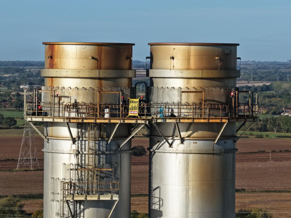 Les militants de Greenpeace ont évolué des piles de cheminées de 75 mètres de la centrale électrique pour protester contre «la grande arnaque à gaz»