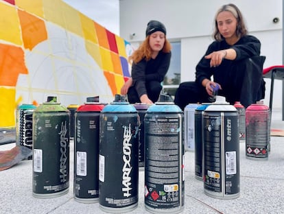 Deux étudiants dans un atelier de graffiti à Madrid.