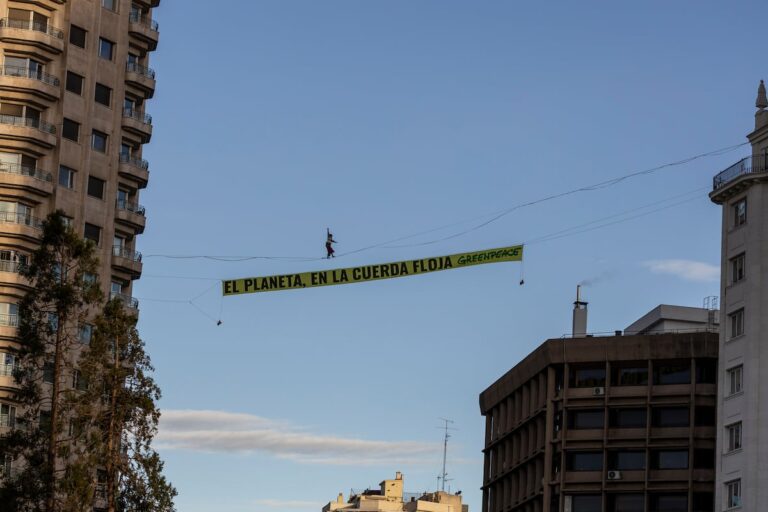 Un funambule défile dans le ciel de Madrid pour dénoncer que la planète soit « sur la corde raide » à l’orée de la COP30