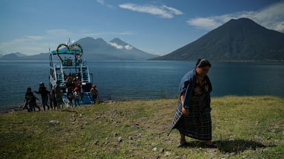 L'école flottante du lac Atitlán, aux alentours des trois volcans.