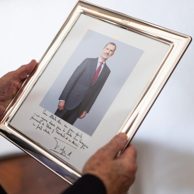 Cinq décennies, deux rois et une institution en transformation : voilà comment ceux qui la connaissent expliquent le mieux la monarchie