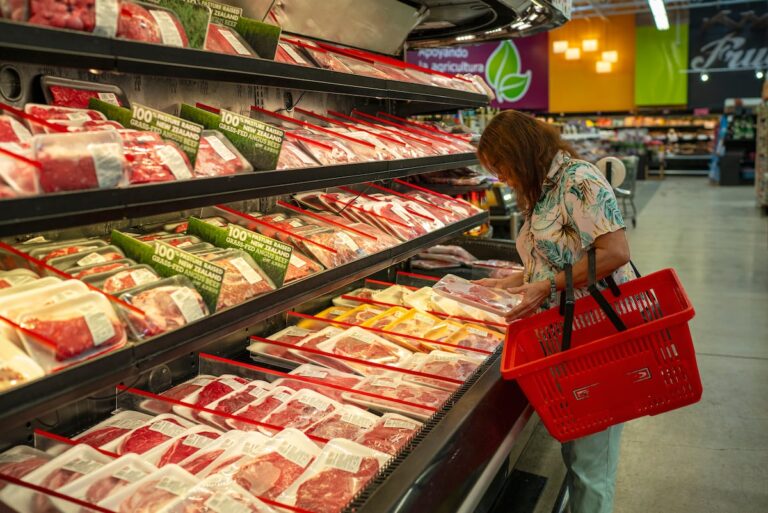 L’augmentation des prix alimentaires frustre les familles de Porto Rico : « Je me limite au minimum »