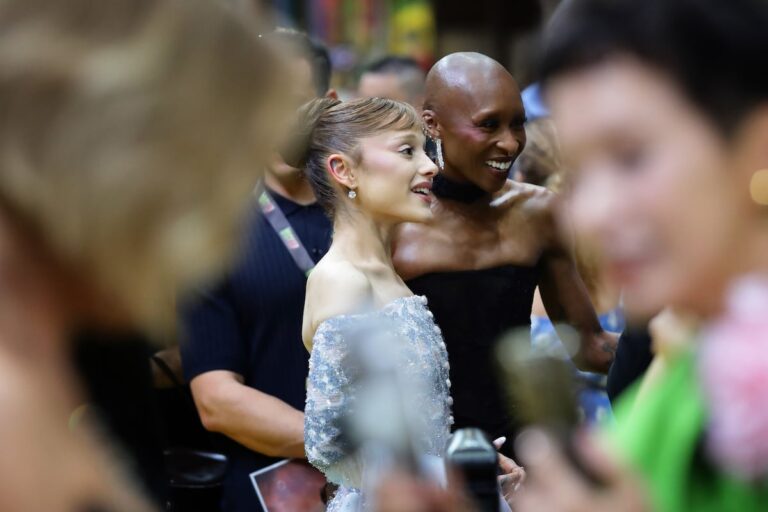 Singapour expulse l'Australien qui a attaqué Ariana Grande lors de la première de « Wicked : Part II »