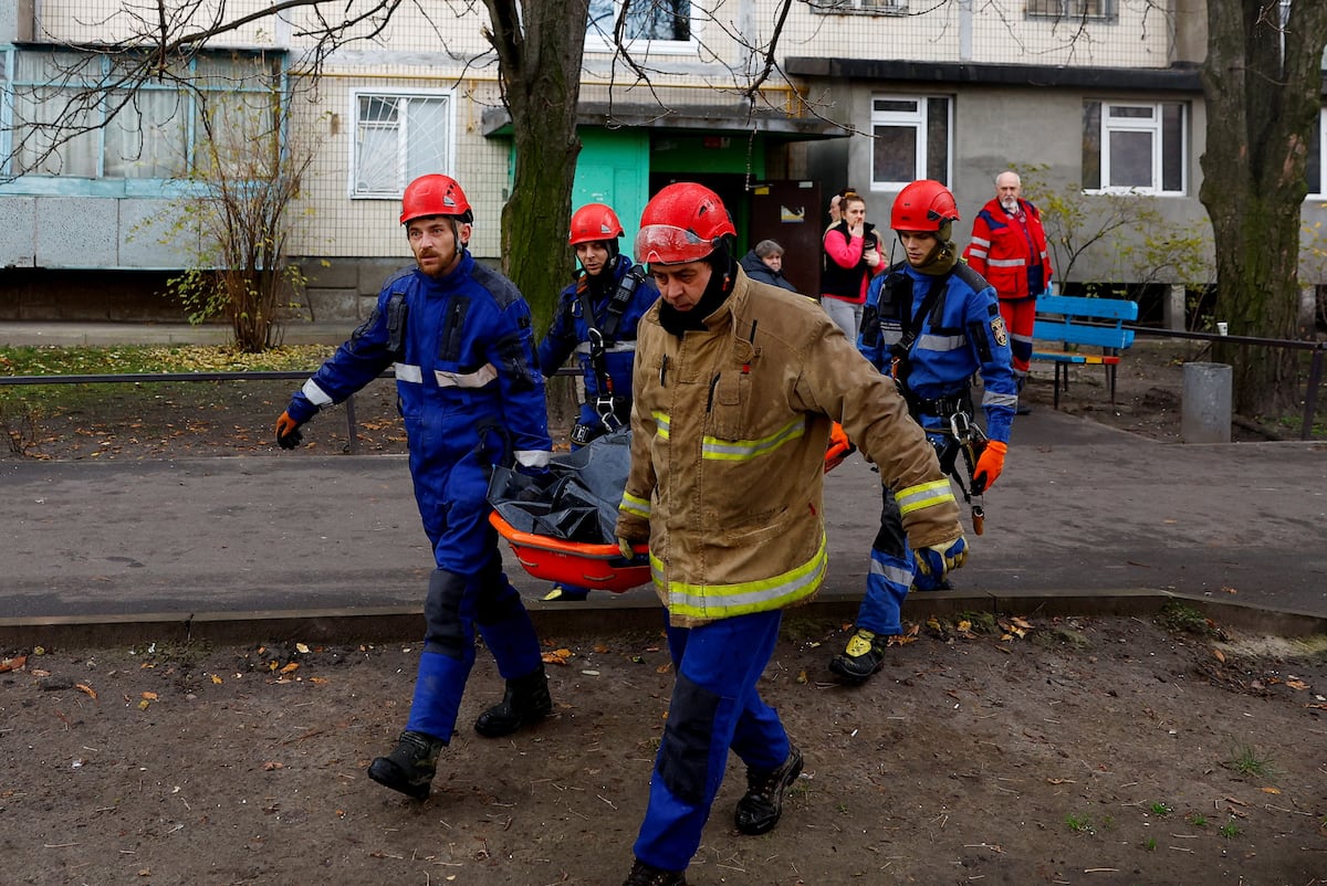 Une offensive avec des drones et des missiles russes fait au moins cinq morts à Kiev