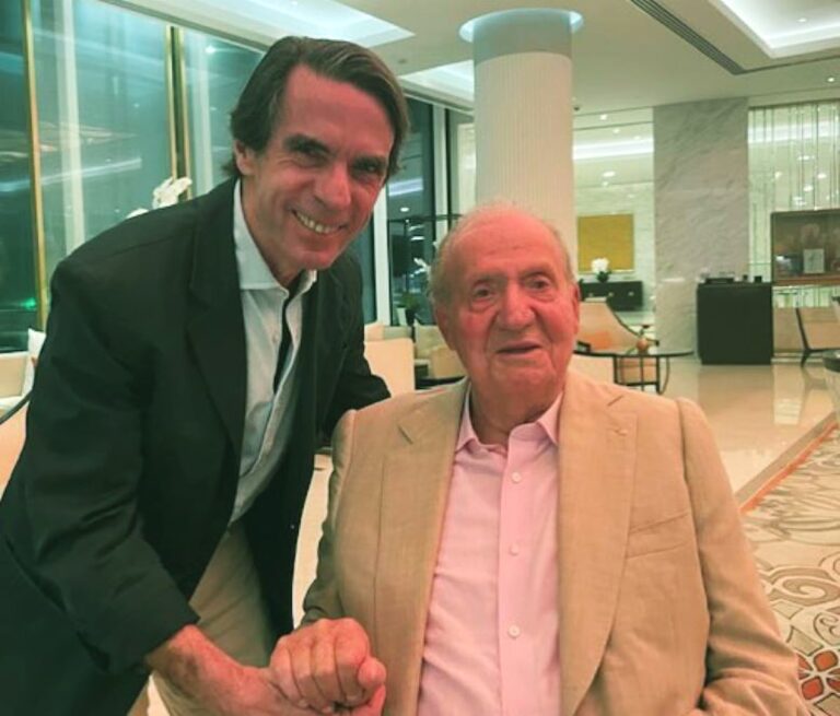 Aznar publie une photo avec Juan Carlos, « roi de la démocratie et des libertés »