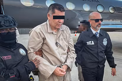 Abigael González Valencia, alias « El Cuini », ancienne chef du groupe criminel « Los Cuinis », escortée par des agents de la DEA le 14 août 2025.