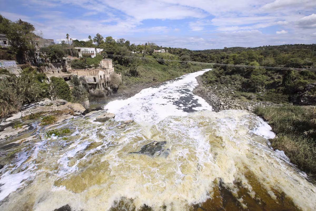 L'eau qui sort du robinet sent mauvais et est sale : Guadalajara est en crise de pollution depuis des semaines